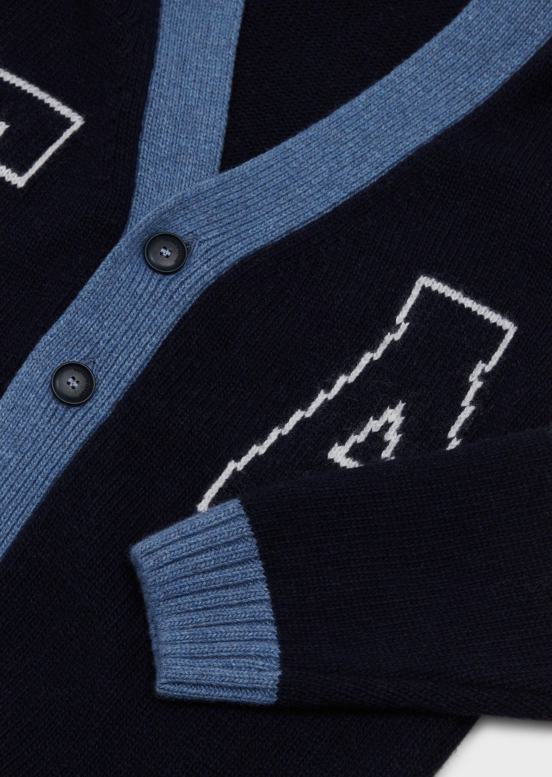 カーディガン42,900円（税込み）