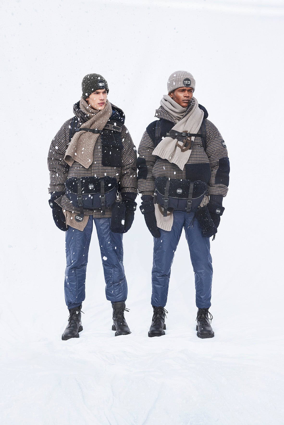 左ダウンジャケット880,000円パンツ319,000パンツ円