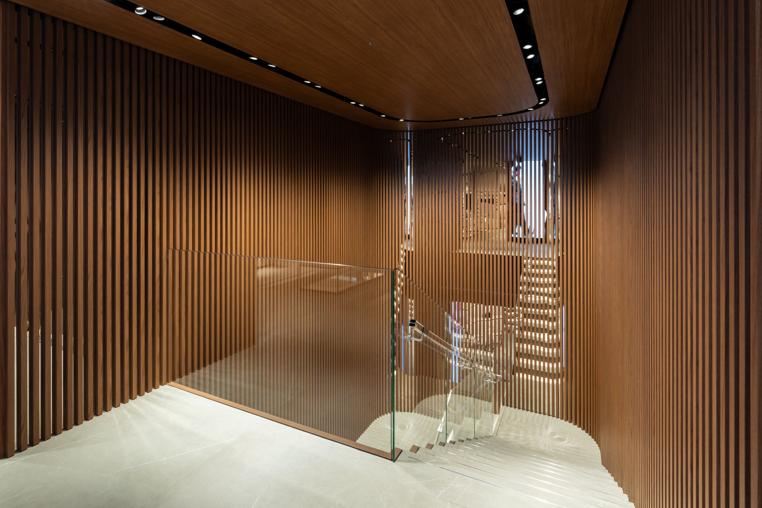 曲線が生み出す優雅さと木の柔らかさの融合が美しい1Fと2Fをつなぐ階段