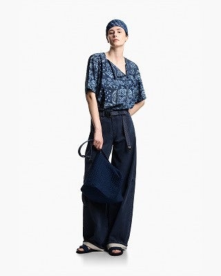 エンポリオ アルマーニ、バティックにインスパイアされたサマーコレクションで文化とリゾートを融合