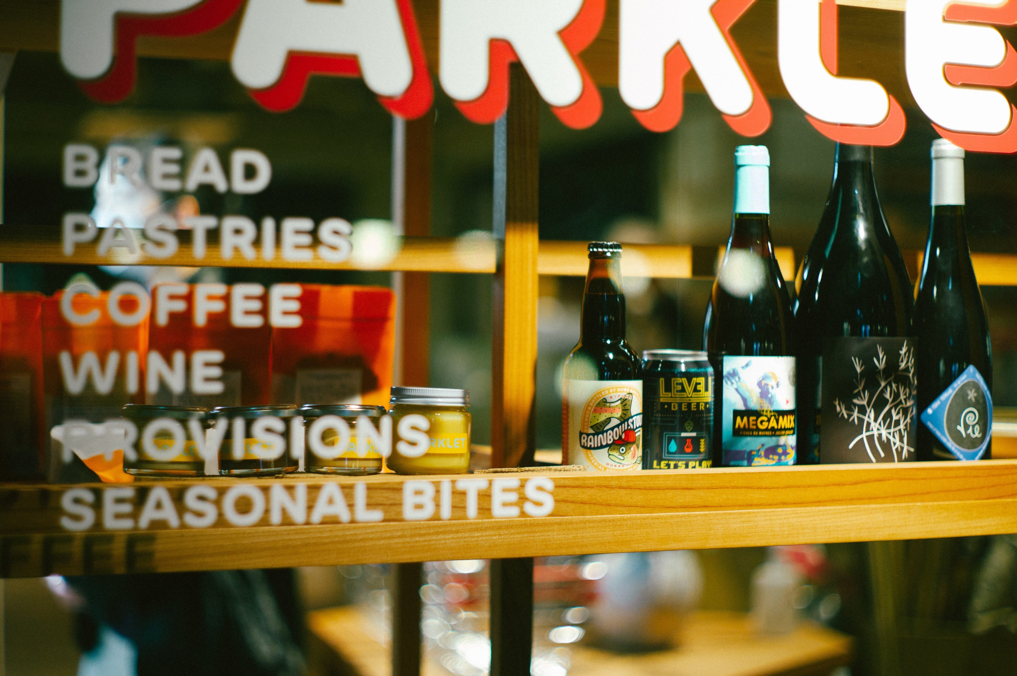 エントランスから見えるワインやビールセレクション