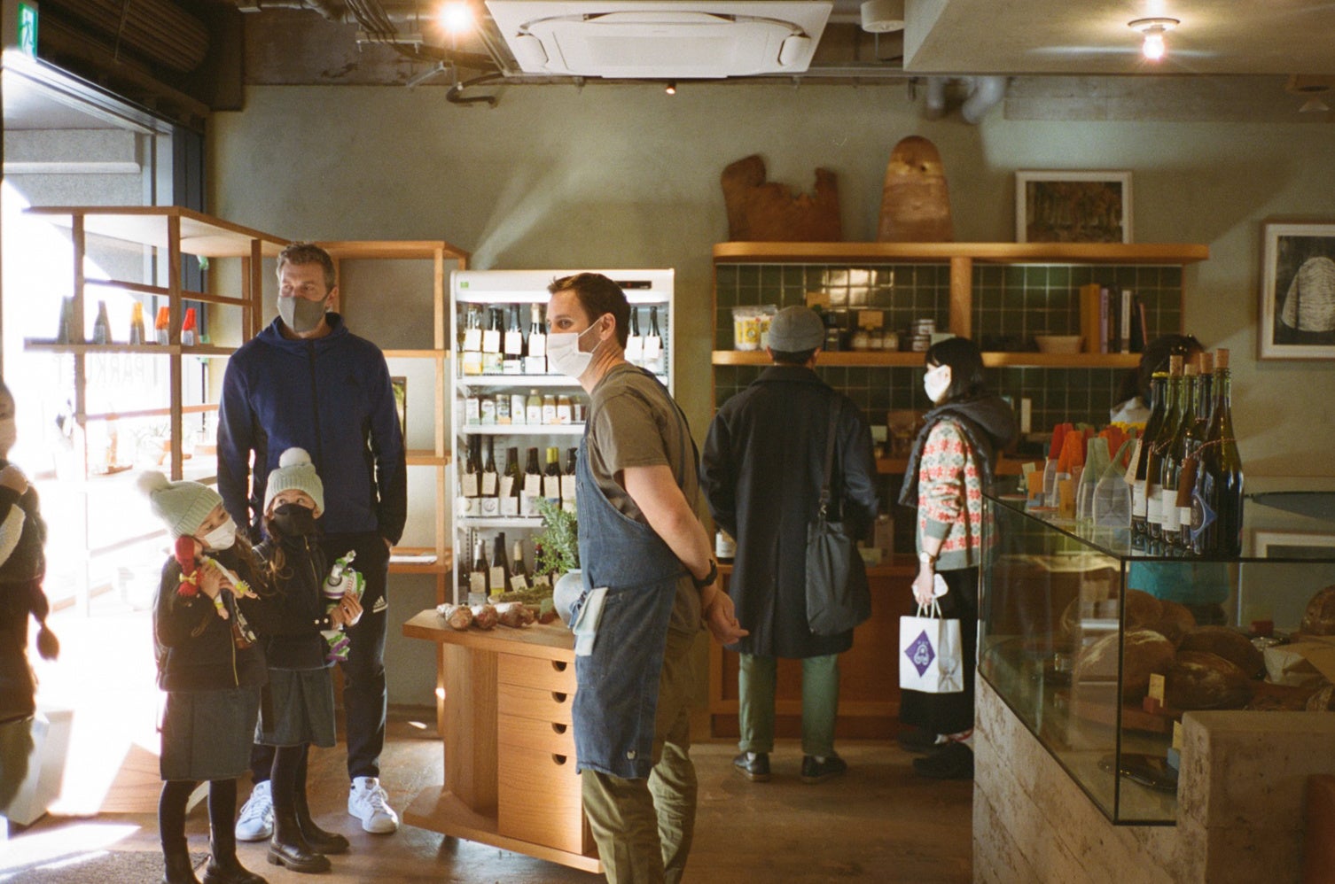 自家製ジャム、ボトルワイン、ビールが並ぶショーケース