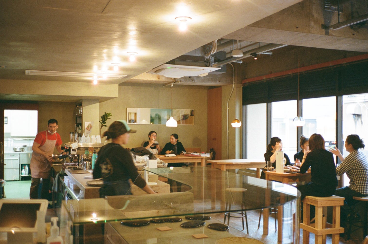 湾曲したガラスケースが象徴的な店内