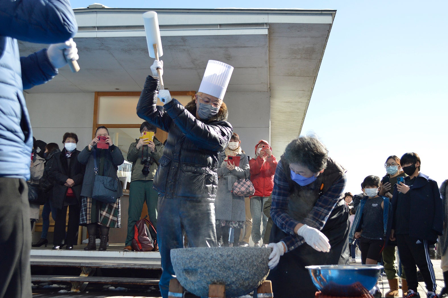 恒例の餅つきの様子