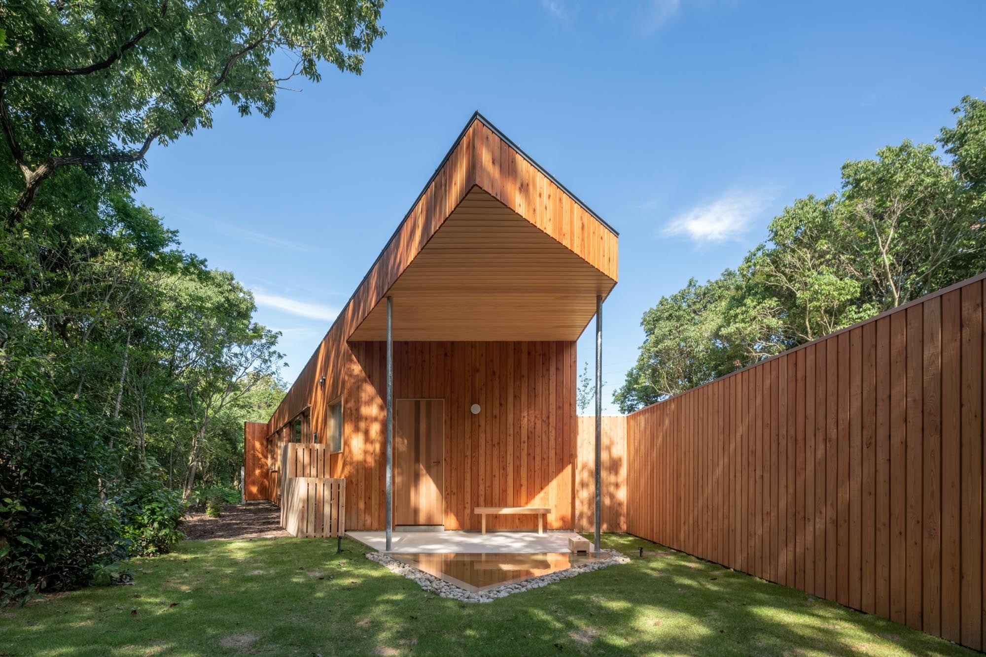 【源泉100％掛け流し露天風呂】すべてのお部屋に露天風呂を完備しており、24時間ご利用いただけます。 お部屋ごとに異なる土 、石、漆喰、木、漆、和紙、 硝子、鉄の8つの素材をコンセプトにつくられた 芸術的空間で天然温泉をお愉しみください。