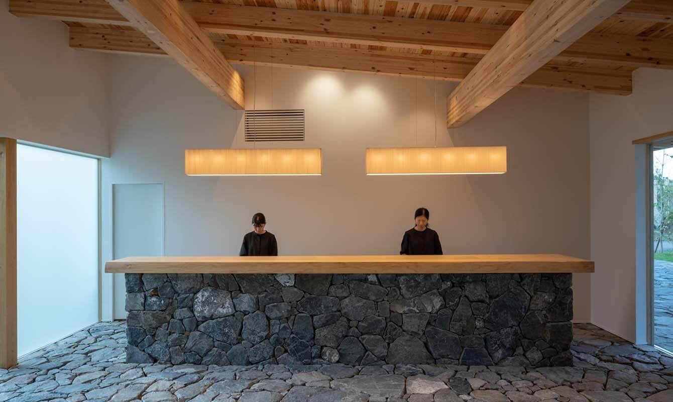 【レセプション】石に囲まれた静謐なレセプション。お車でそのまま建物前までお越しください。