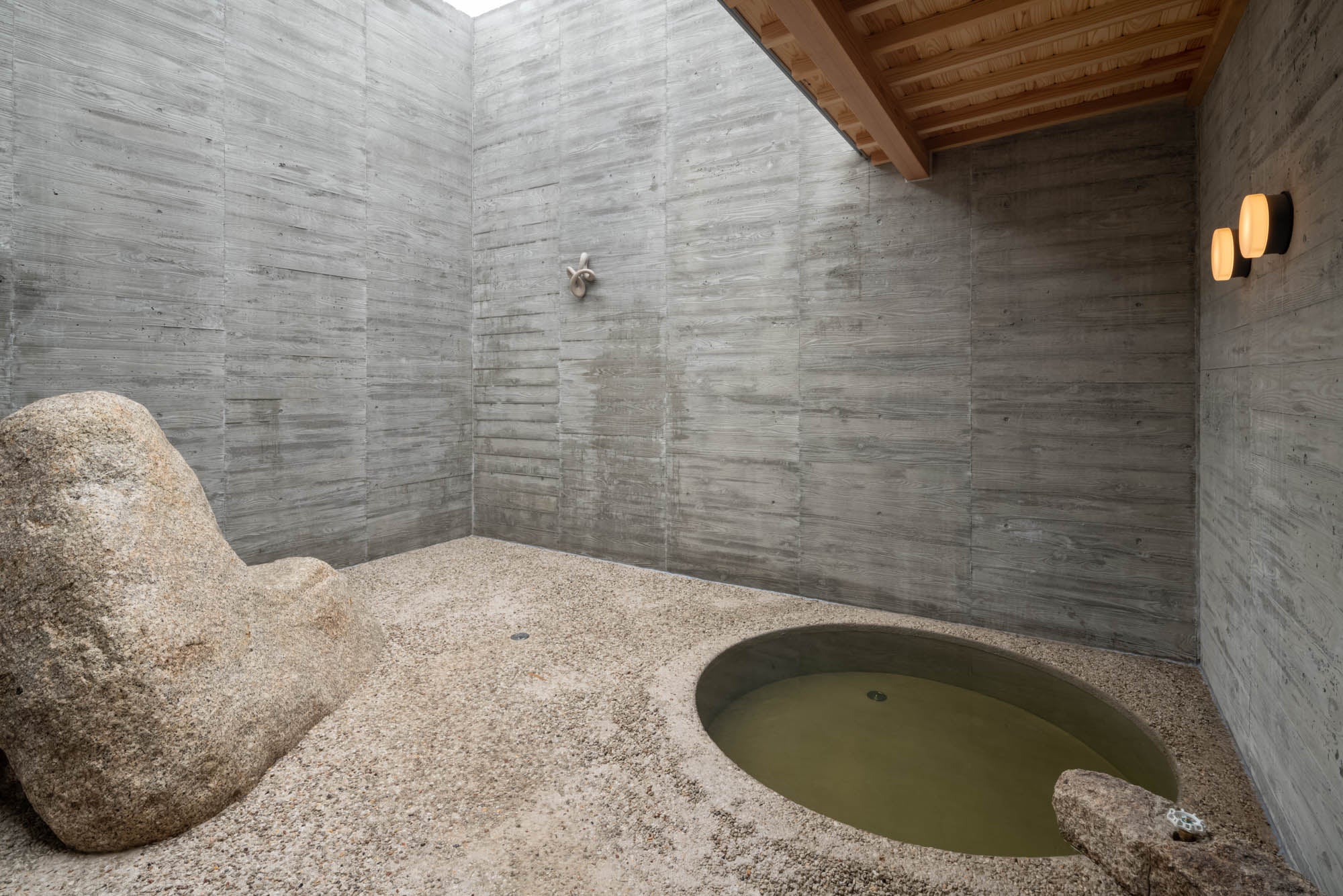 【源泉100％掛け流し露天風呂】すべてのお部屋に露天風呂を完備しており、24時間ご利用いただけます。 お部屋ごとに異なる土 、石、漆喰、木、漆、和紙、 硝子、鉄の8つの素材をコンセプトにつくられた 芸術的空間で天然温泉をお愉しみください。