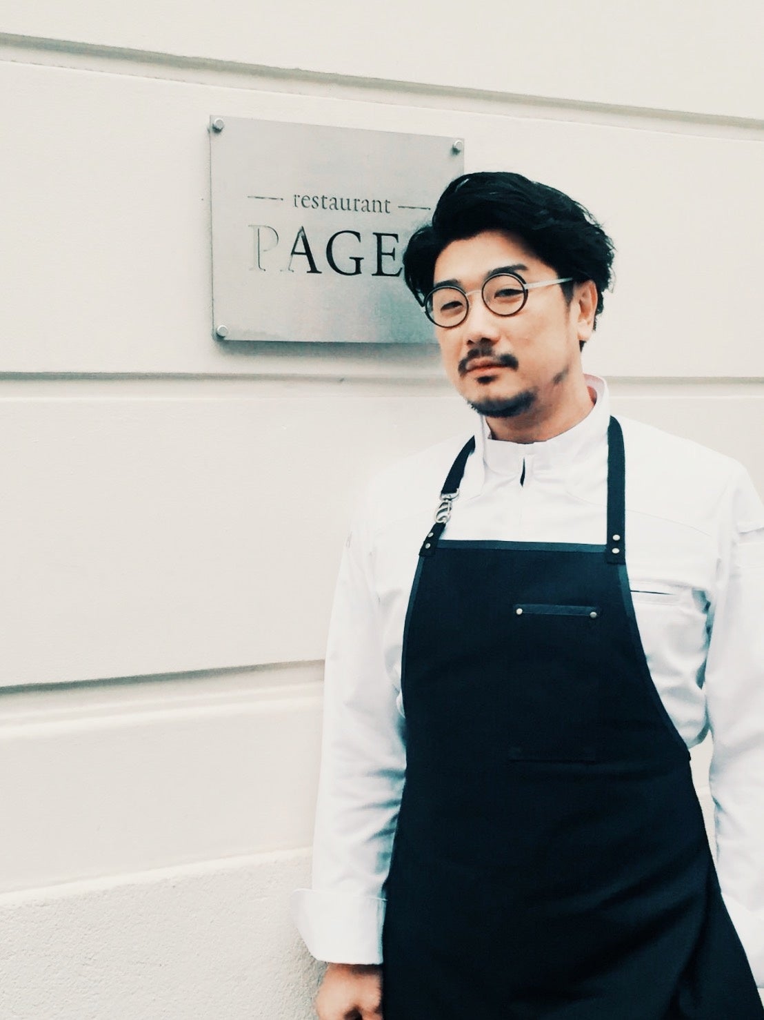 【手島竜司】2014年「Restaurant PAGES」をオープンする。 1年半でミシュラン1つ星を獲得。ゴーミョーの「未来の巨匠」に選ばれる。 パリ市長から美食発展に関わる第一人者として表彰される。