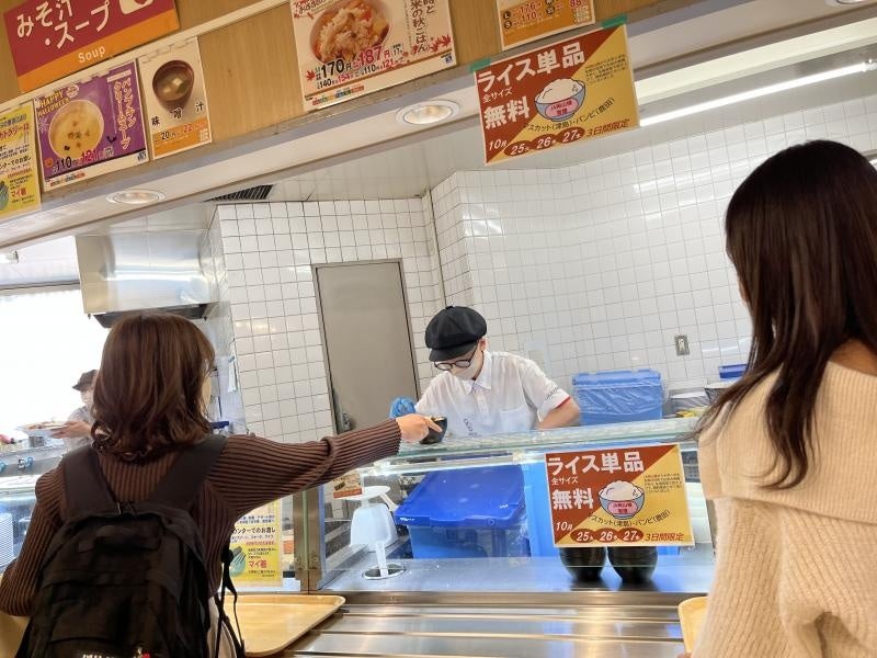 マスカットカフェテリアにおける無料ライス提供の様子