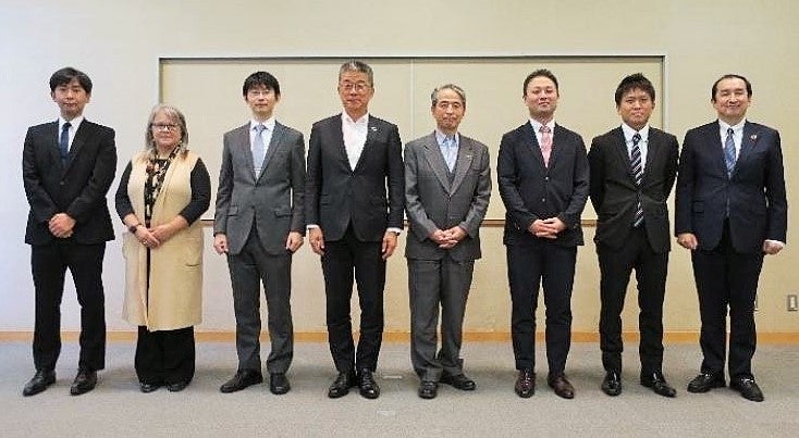 左から岡崎准教授、Meiki Susan Mary講師、森田教授、舟橋理事（教学担当）・総括副学長、槇野学長、三野助教、中川助教、窪木教授