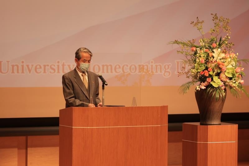 あいさつを述べる槇野博史学長