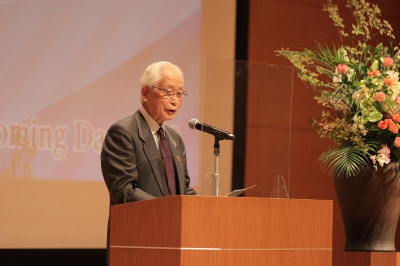 あいさつを述べる小長啓一Alumni会長