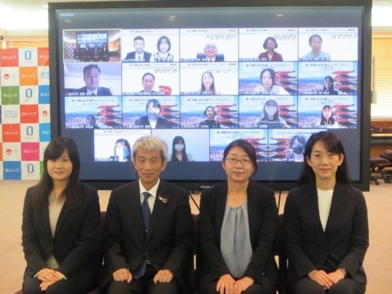 鈴木副学長（左から2番目）とスピーチコンテスト参加者らの集合写真