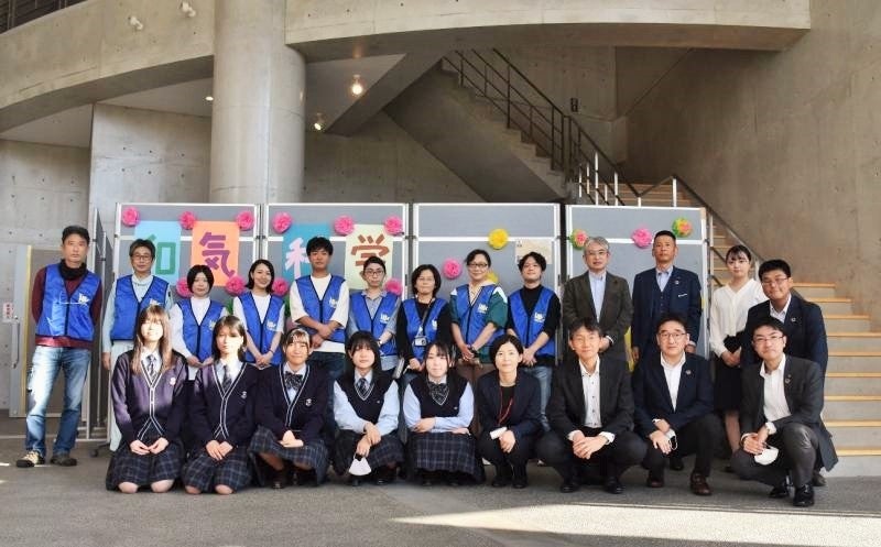 中国銀行、和気閑谷高校ボランティア、同部門スタッフの集合写真
