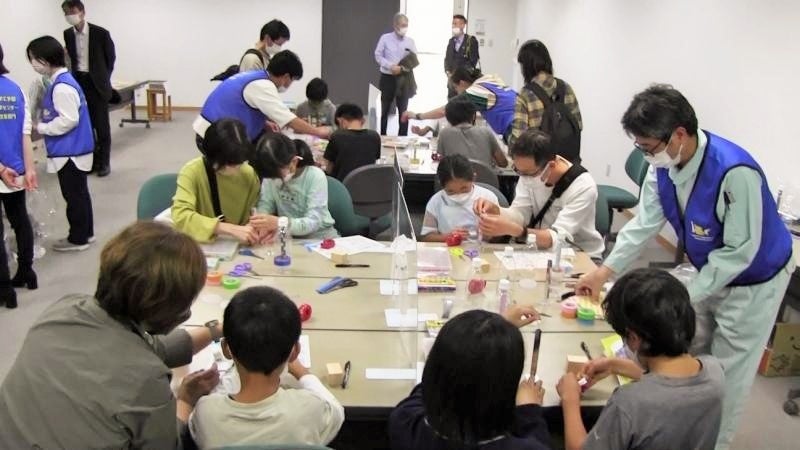 「ペットボトル万華鏡を作ろう」実験風景