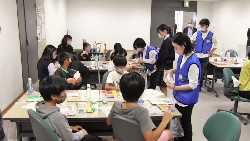 「クロマトアートでしおりを作ろう」実験風景