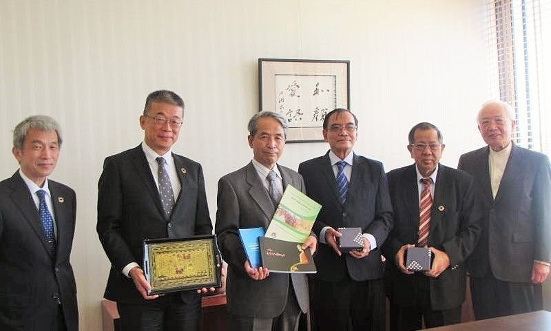 集合写真（槇野学長：左から3番目、ミョーキン会長：右から3番目、タンセイン氏：右から2番目）