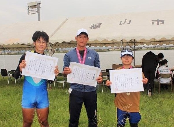 表彰状を手にした３人 （左から、池田さん・清野さん・神尾さん）