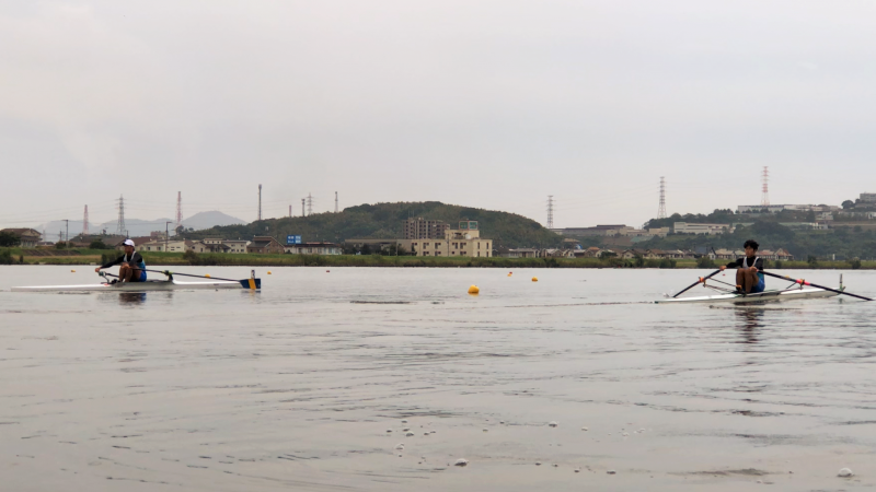 男子シングルスカル決勝で力漕する 清野さん（左）と池田さん（右）