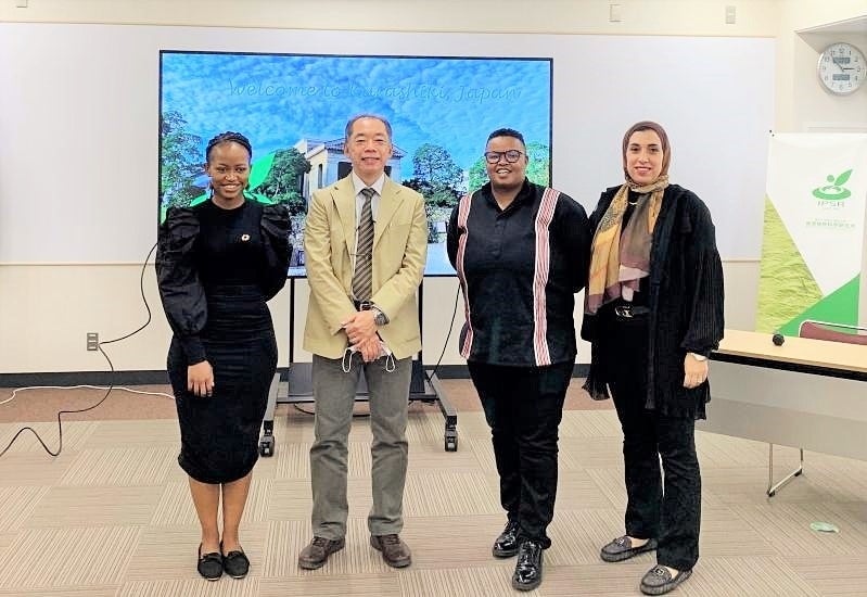 岡山大学資源植物科学研究所 平山所長との集合写真