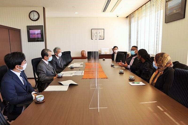 自身の研究について語る若手女性研究者ら（右）