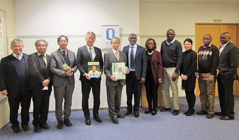 集合写真(槇野学長:左から5番目、キヌア副学長:中央) ※撮影時のみマスクを外しています