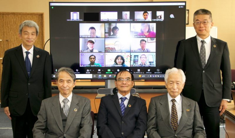 参加者による記念撮影（前列右から、小長 岡山大学Alumni（全学同窓会）会長、ミョーキン国際同窓会長、槇野学長、後列右から、舟橋理事、鈴木副学長） ※撮影時のみマスクを外しています