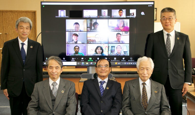 参加者による記念撮影(前列右から、小長 岡山大学Alumni(全学同窓会)会長、ミョーキン国際同窓会長、槇野学長、後列右から、舟橋理事、鈴木副学長) ※撮影時のみマスクを外しています