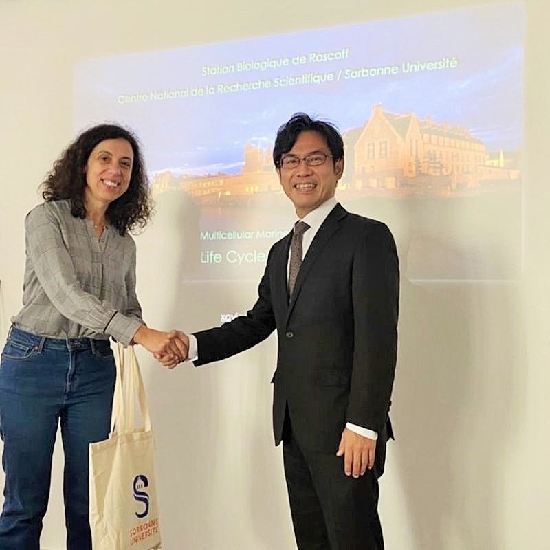 カラビナ副部局長（左）と横井上席副学長