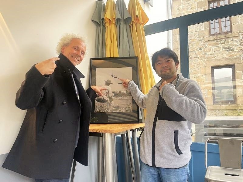 ザビエル・バイリ部門長（左）と坂上さん