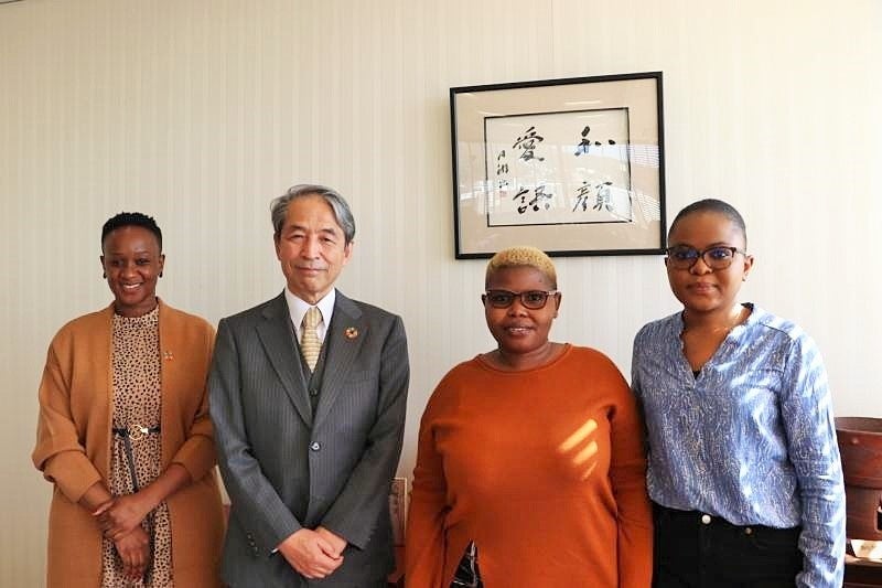 UNCTAD短期プログラム若手女性研究者らと記念撮影 ※撮影時のみマスクを外しています