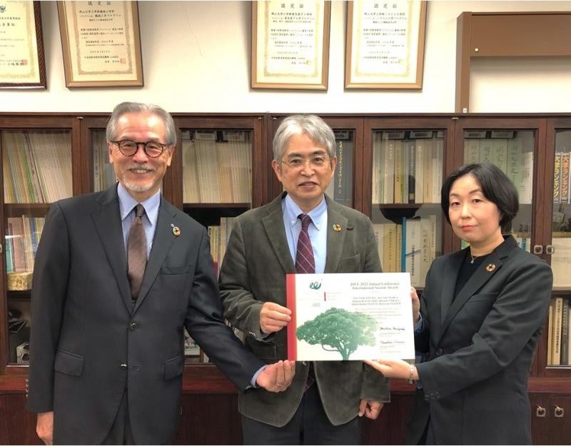 受賞した中村技術専門職員（右）と尾坂明義特命教授（左）、菅誠治工学部長（中央）と一緒に