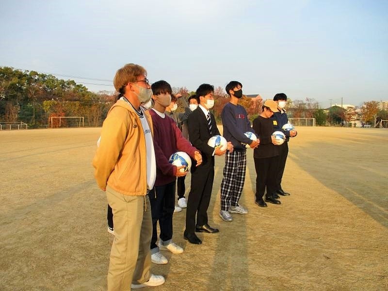 卒業生へお礼を伝える末松さん（一番左