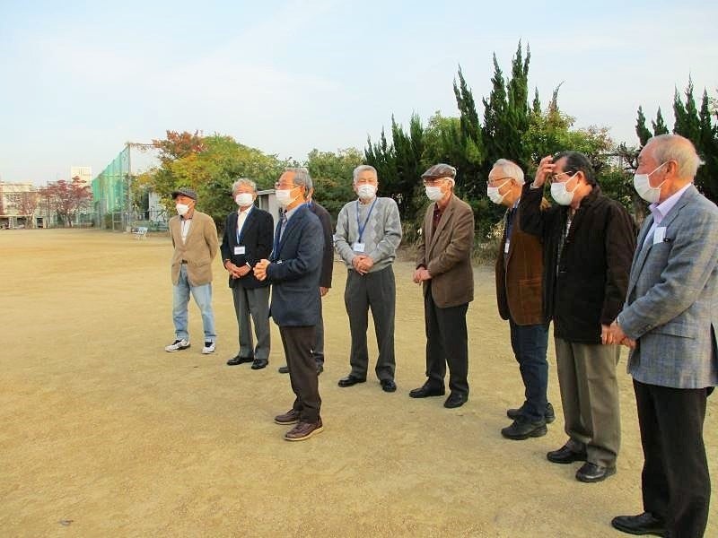 現役部員を激励する栗田さん（真ん中）