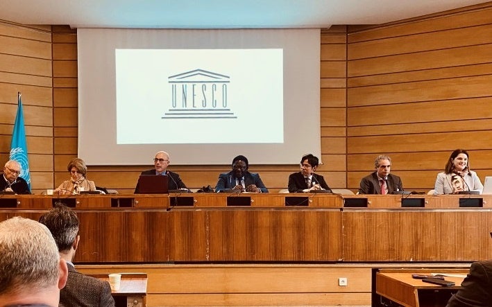 パネリストとして登壇する横井上席副学長（右から３番目）