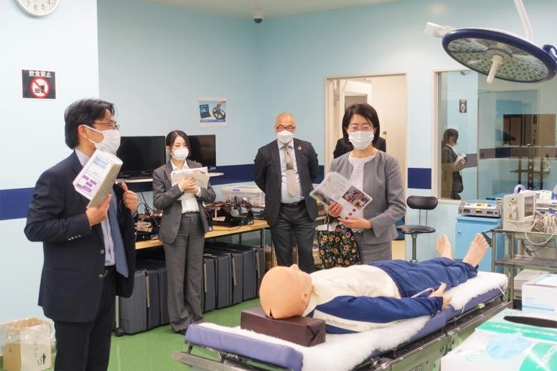 シミュレーション室を視察する伊藤課長（右）