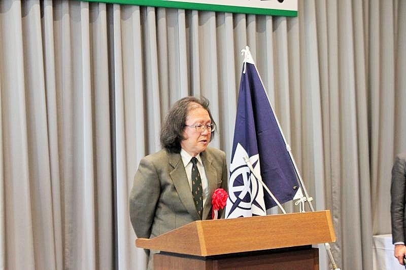 受賞のあいさつをする福田准教授