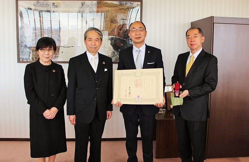 (左から)高橋理事(企画・評価・総務担当)、槇野学長、馬教授、平山資源植物科学研究所長