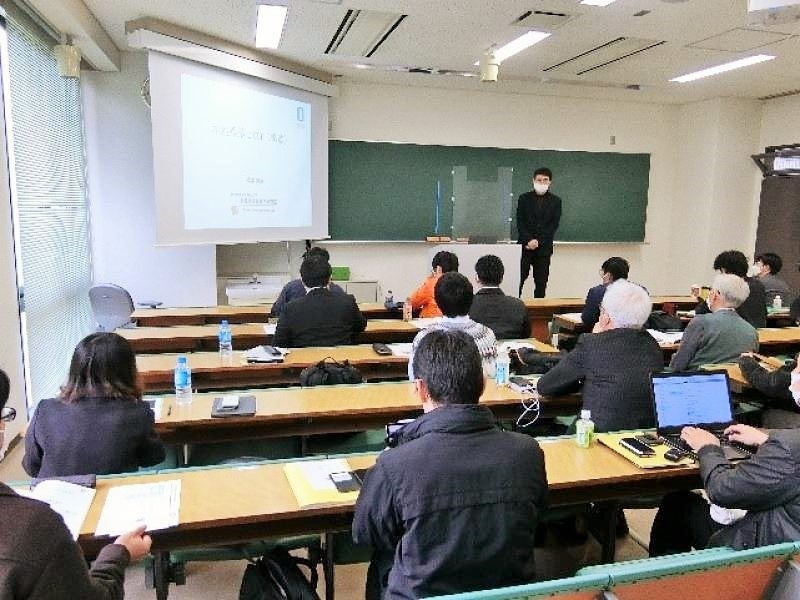 講演をする福本准教授