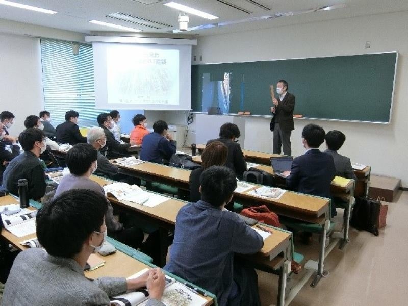 講演をする中村教授