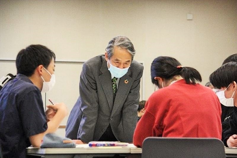 グループ討論に参加する槇野学長