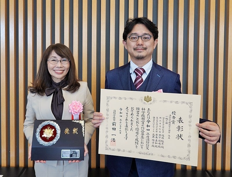受賞した塚原助教(右)と 株式会社ハイビックス高井順子社長