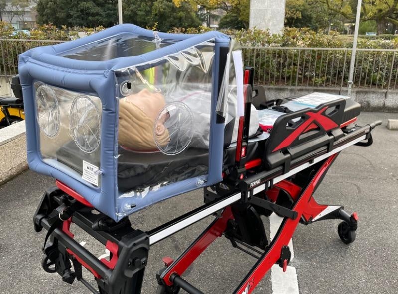 塚原助教が開発したポータブルスプラッシュシールド(ブルーの資器材)