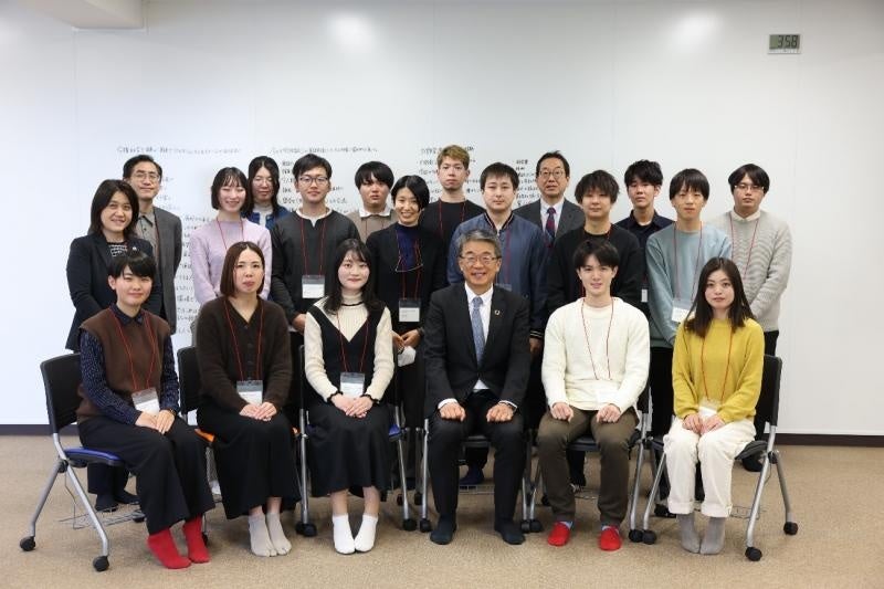 出席した大学院生との集合写真