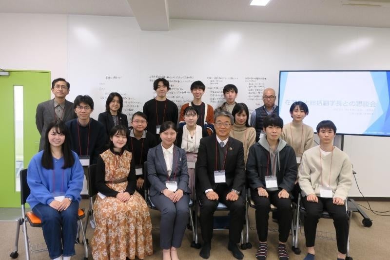 出席した学部学生との集合写真