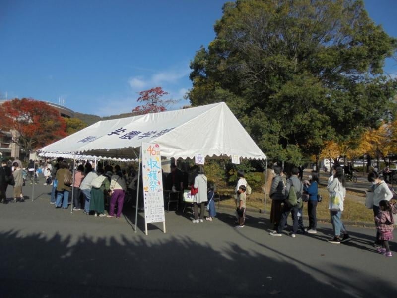 入場受付（南北道路　J-テラス付近まで長蛇の列）