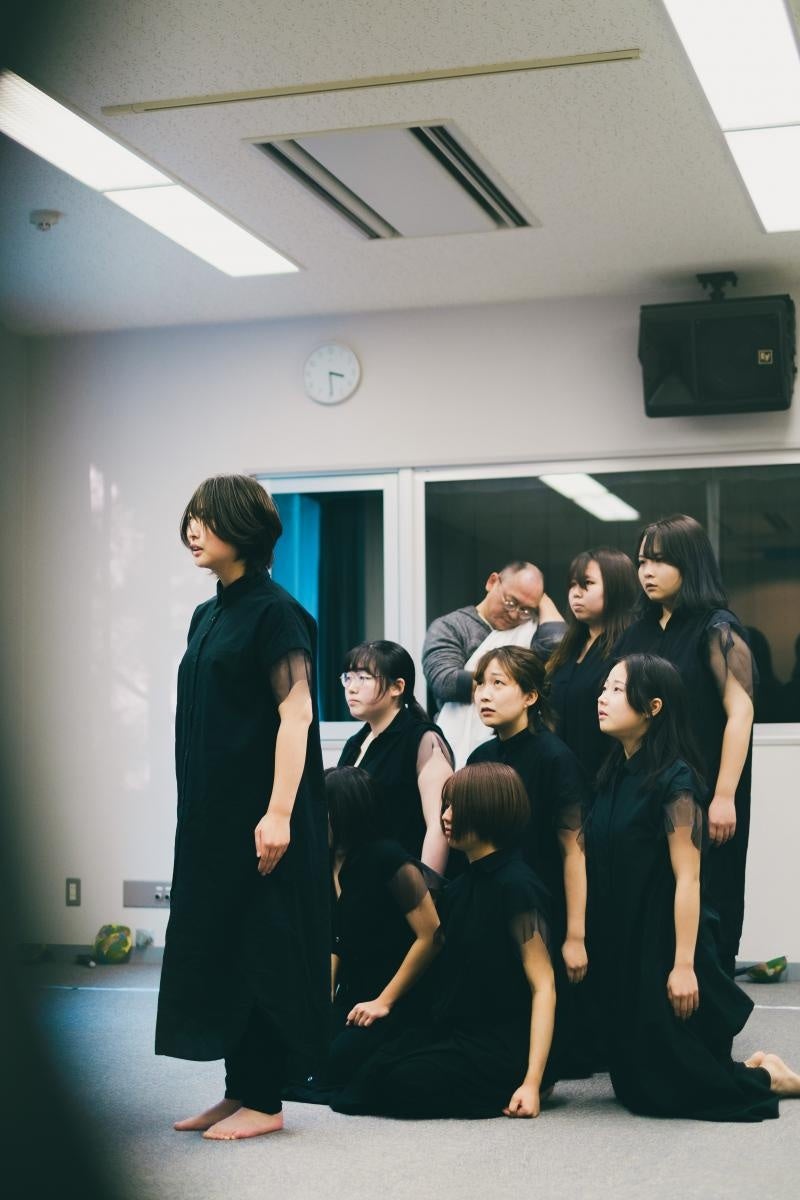 本番の衣装に身を包み稽古をする天神幕劇