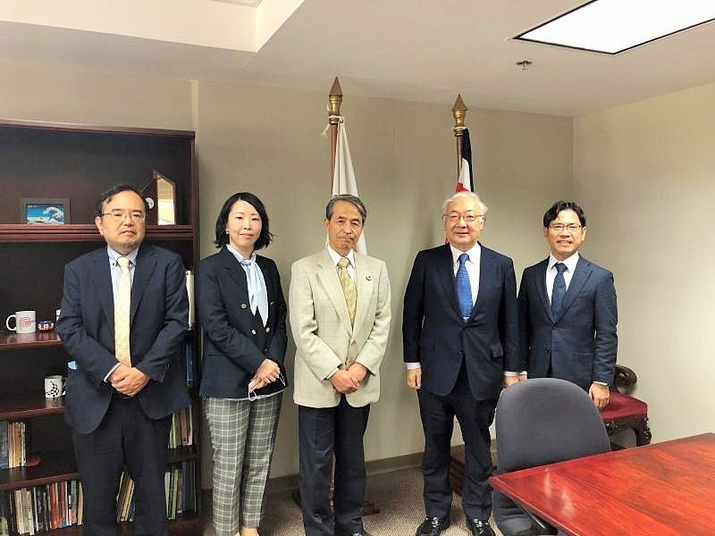 小松特命全権大使らと記念撮影