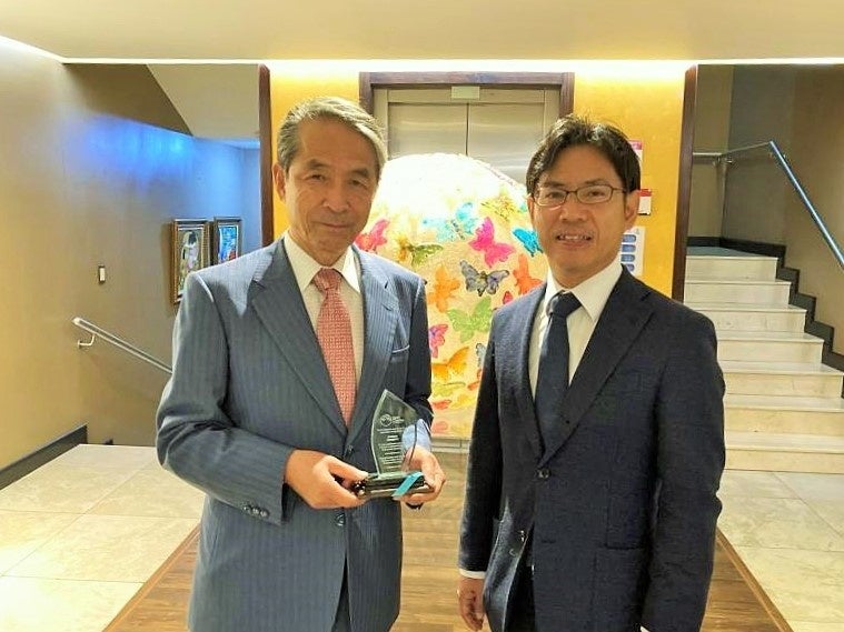 地球憲章国際本部から贈呈されたトロフィー