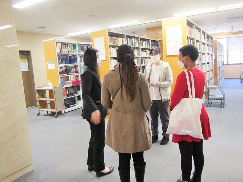 岡山大学附属図書館見学の様子